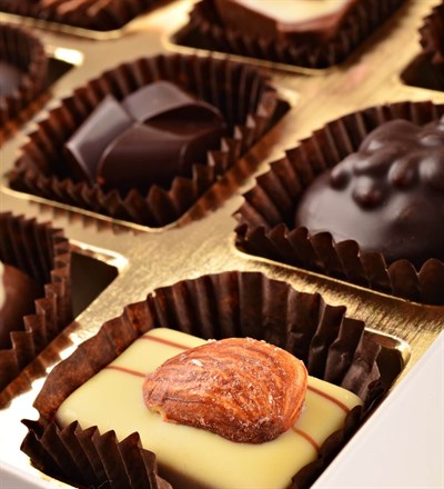 İsme Özel Kırmızı Gül Tasarım Kutulu Spesiyal Çikolata 16'lı Çikolata