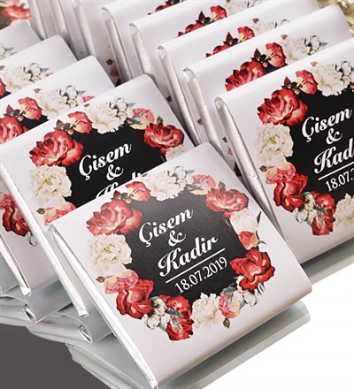 Kırmızı Beyaz Çiçekler İsimli ve Tarihli 50 Adet Söz & Nişan Çikolatası