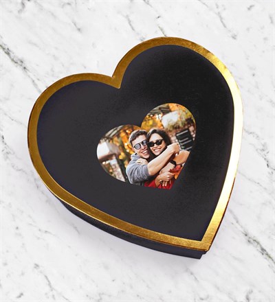Sevgiliye Özel Fotoğraflı Kalp Kutuda Çikolata ve Mumlu Hediye Seti 